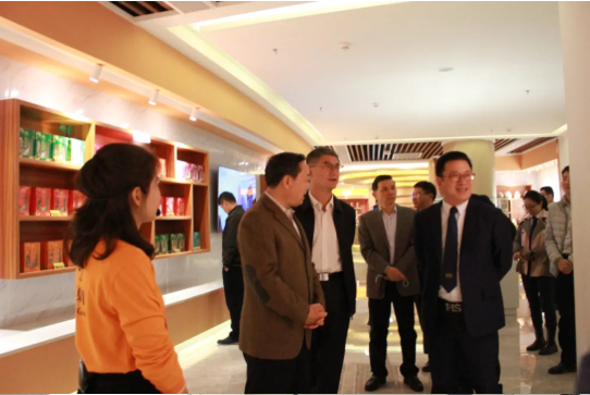 全國(guó)政協(xié)委員、南方國(guó)際友好聯(lián)絡(luò)會(huì)會(huì)長(zhǎng)黃先耀一行蒞臨衍生健康醫(yī)藥產(chǎn)業(yè)園參