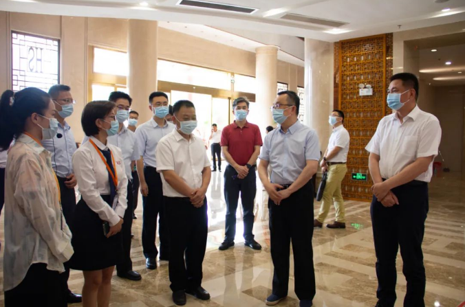 衍生動(dòng)態(tài)丨廣東省人社廳黨組書記、廳長(zhǎng)陳敏一行蒞臨衍生健康醫(yī)藥產(chǎn)業(yè)園參觀