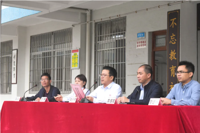 情系師生健康，愛心守護未來丨衍生健康醫(yī)藥向高村中學(xué)捐贈價值28萬元的“元旦禮品”