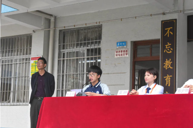 情系師生健康，愛心守護未來丨衍生健康醫(yī)藥向高村中學(xué)捐贈價值28萬元的“元旦禮品”