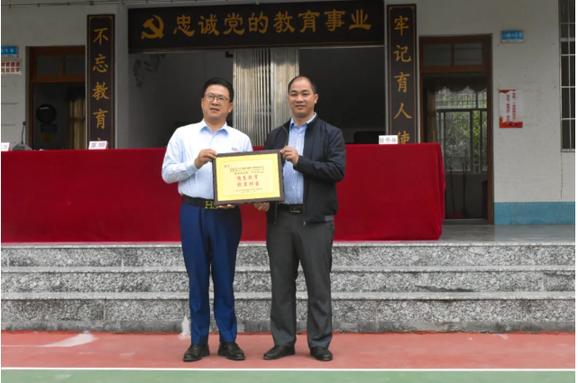 情系師生健康，愛心守護未來丨衍生健康醫(yī)藥向高村中學(xué)捐贈價值28萬元的“元旦禮品”